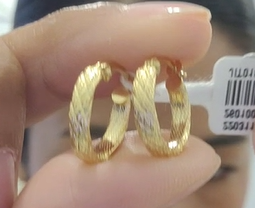  Huggie Earring